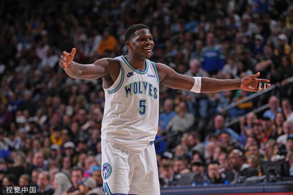 一个引人瞩 一个引人瞩