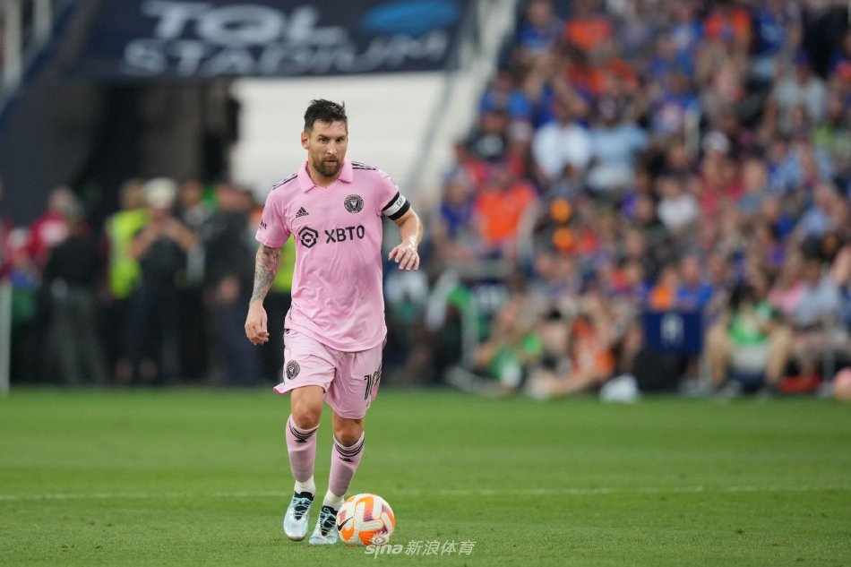 也凸显出在 也凸显出在